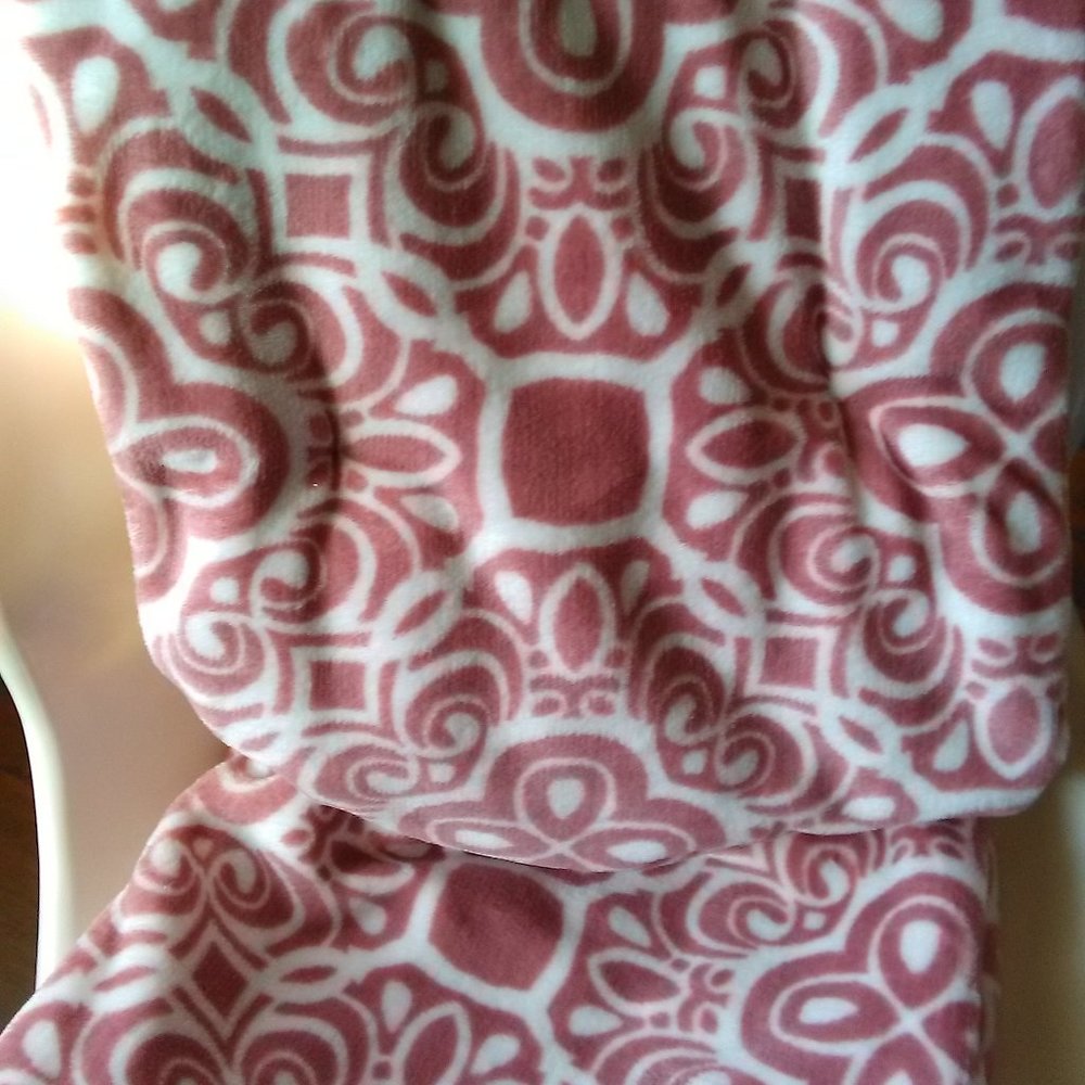 NWT Oversized Decorative Medallion Throw - Picture 2 of 9